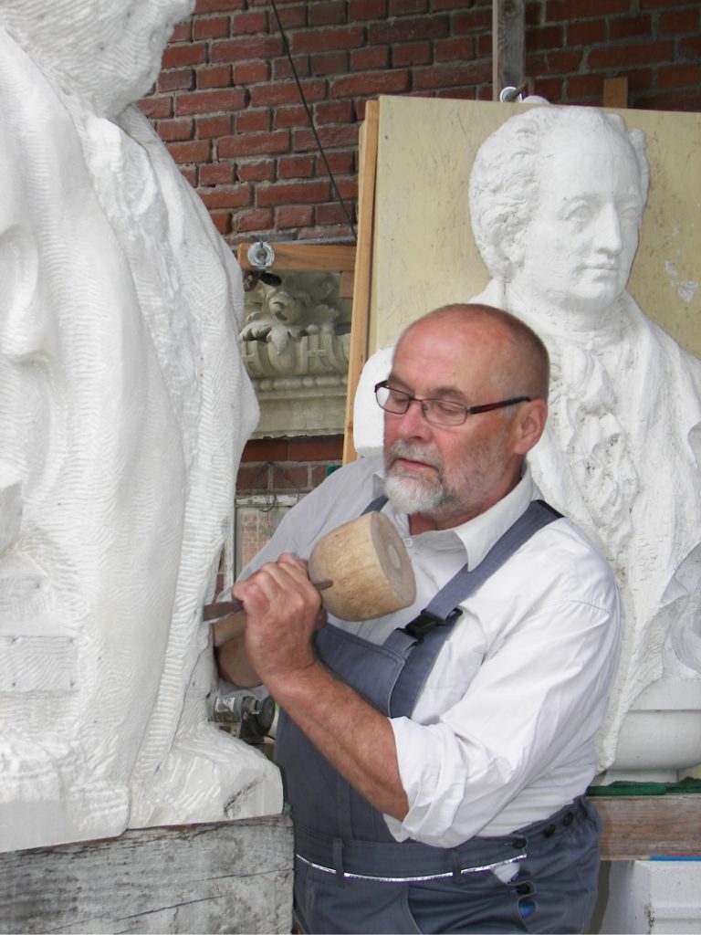 Bildhauer Guntram Kretschmar bei der Arbeit