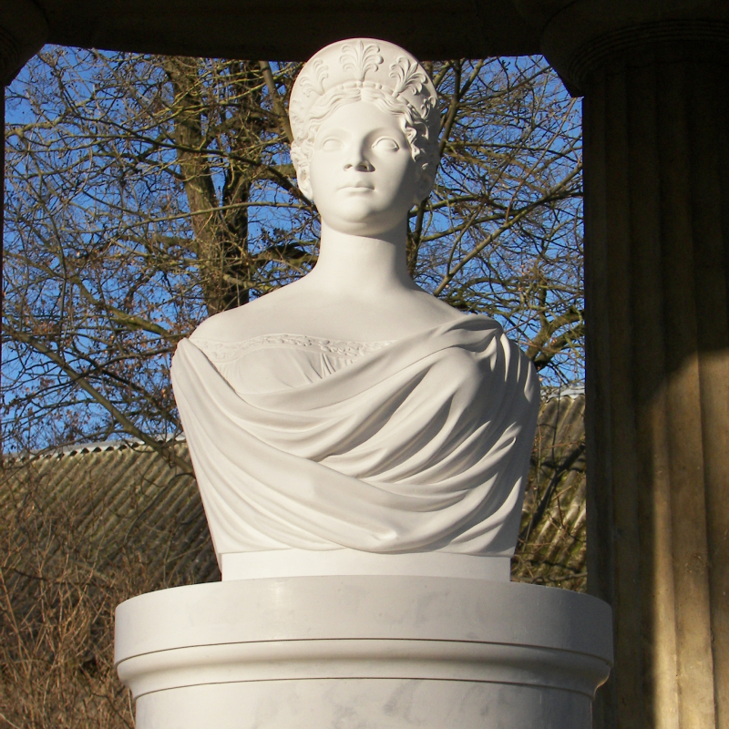 Büste von Königin Luise im Tempel