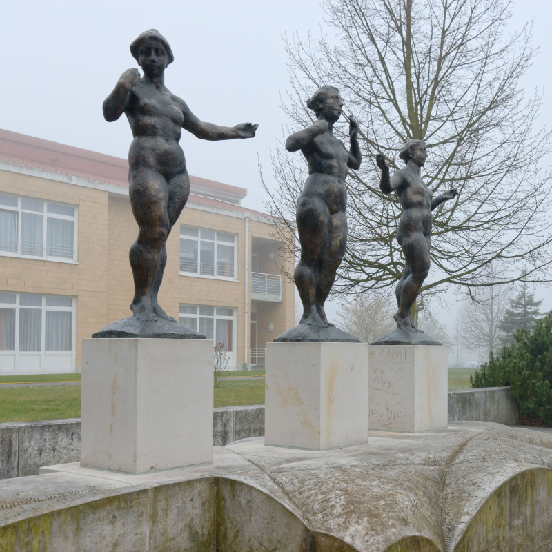 Skulpturengruppe Lebenslinien vor dem Krankenhaus Perleberg