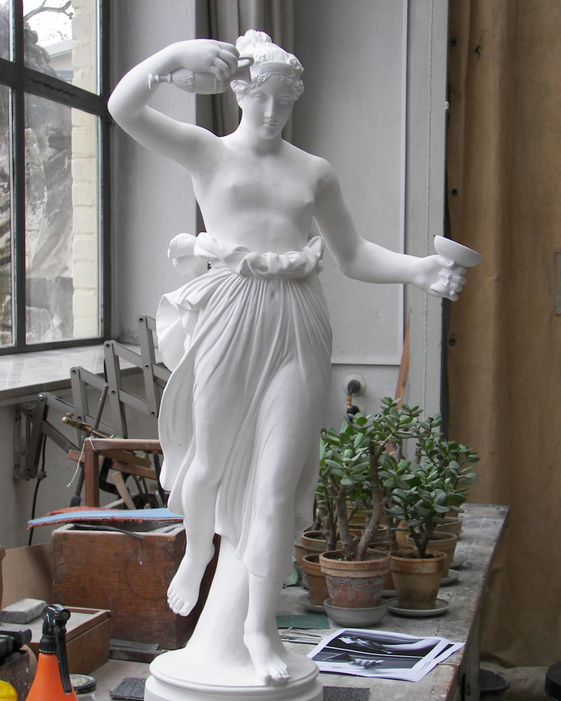 Mittelgroße Steinfigur der Hebe